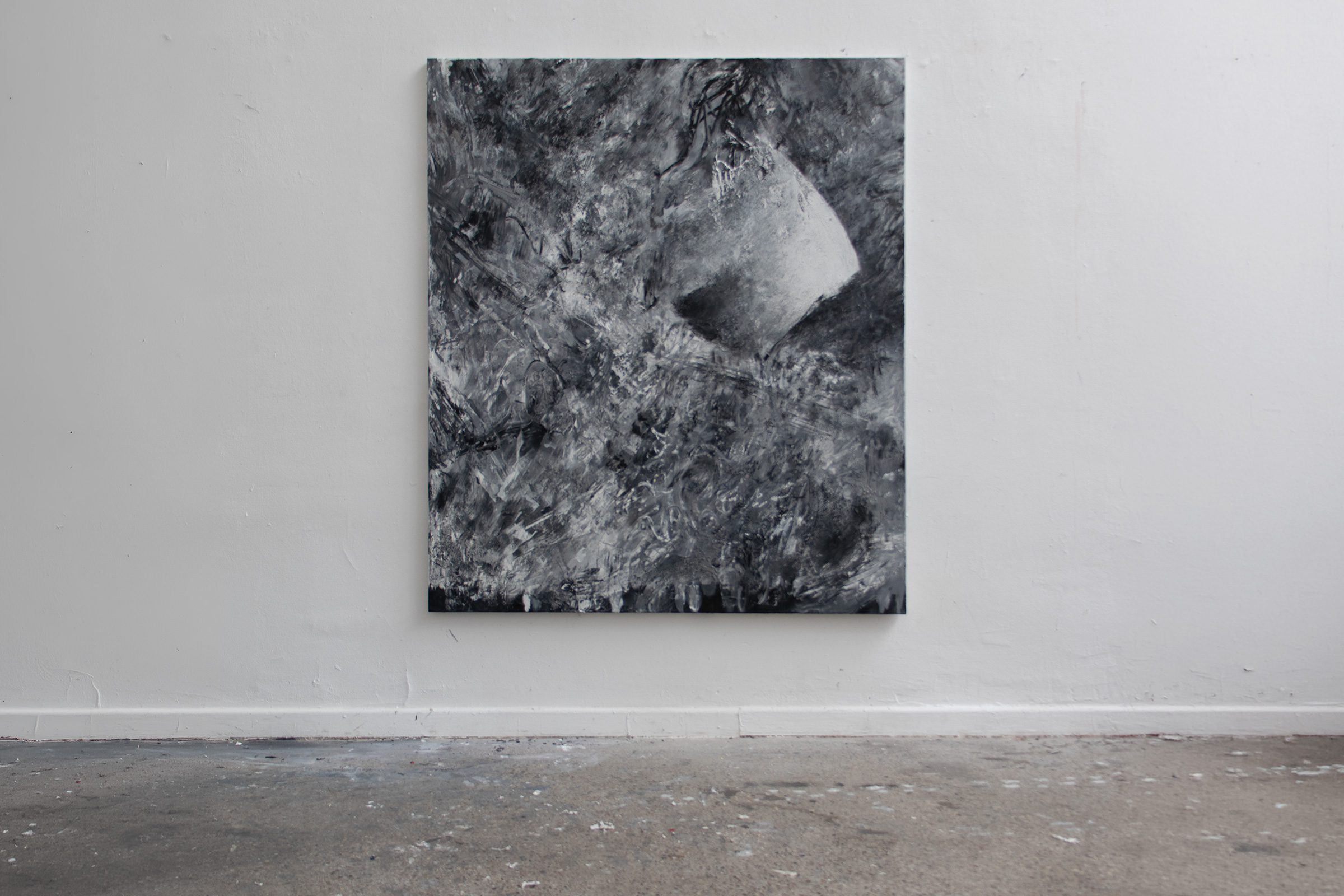 Malerei in Schwarz, weiß und grau an einer Atelierwand